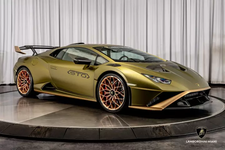 Lamborghini Huracán STO (LP640-2) painted in Verde Gea and Bronzo Zenas