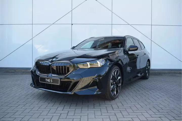 BMW 5 Series Touring (G61) painted in Malachite Green Dark