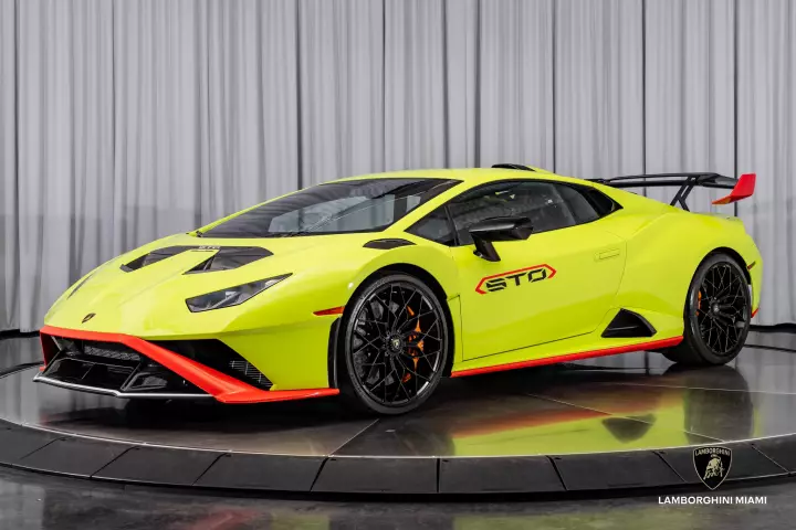 Lamborghini Huracán STO (LP640-2) painted in Verde Scandal and Arancio Xanto