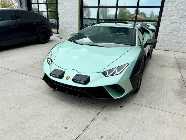 Lamborghini Huracán Sterrato painted in Verde Crystallus