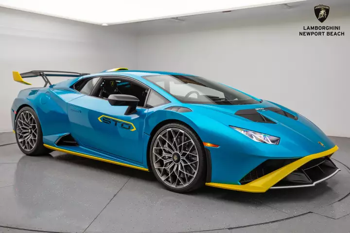Lamborghini Huracán STO (LP640-2) painted in Blu Uranus and Giallo Belenus