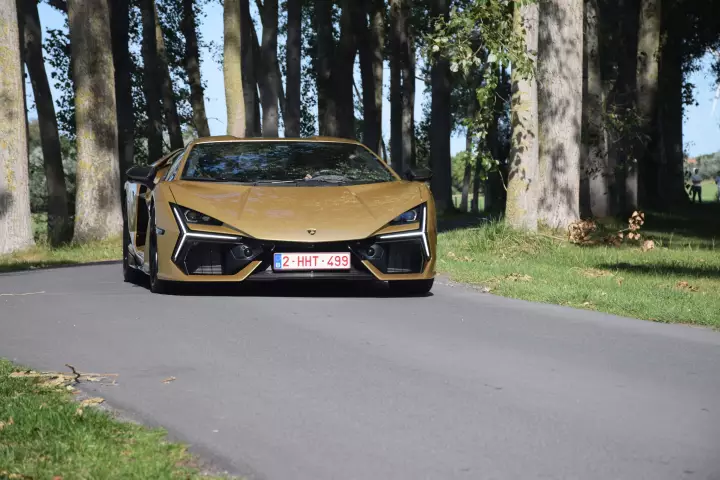 Lamborghini Revuelto painted in Oro Elios