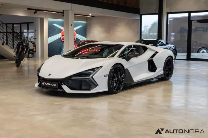 Lamborghini Revuelto painted in Bianco Phanes