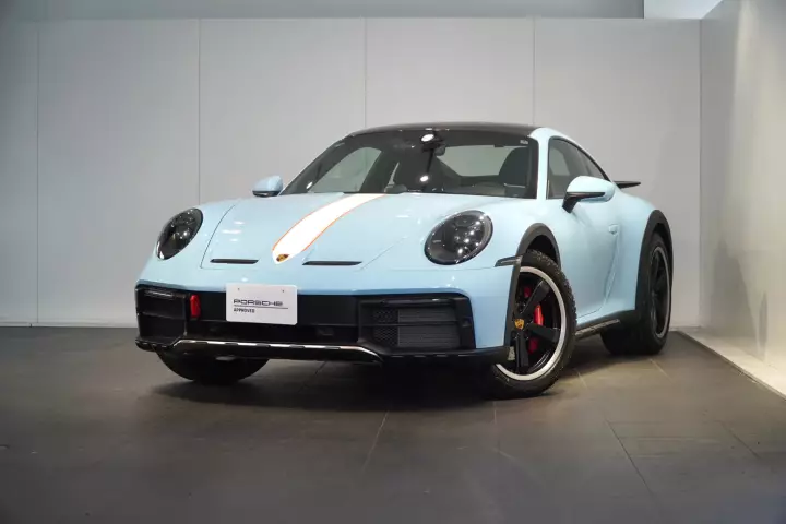 Porsche 911 Dakar (992) painted in Gulf Blue