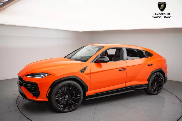 Lamborghini Urus painted in Arancio Egon