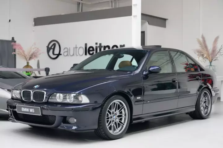 BMW M5 (E39) painted in Night Blue