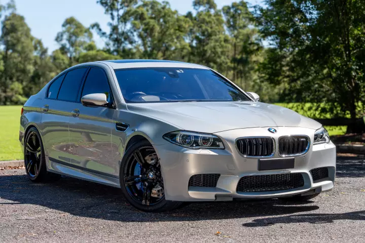 BMW M5 (F10) painted in Moonstone