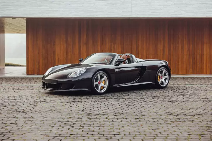 Porsche Carrera GT painted in Basalt Black
