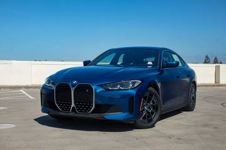 BMW i4 (G26) painted in Avus Blue