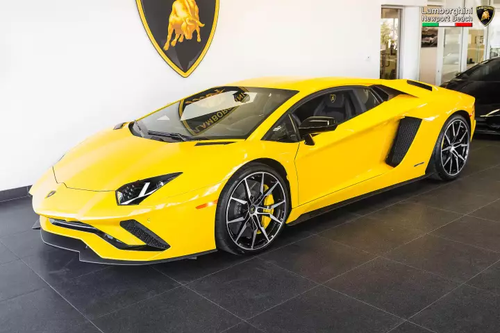 Lamborghini Aventador S (LP740-4) painted in New Giallo Orion