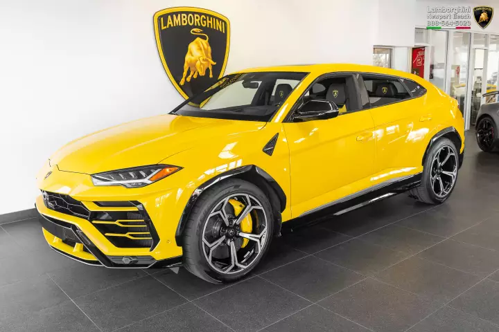 Lamborghini Urus painted in Giallo Auge