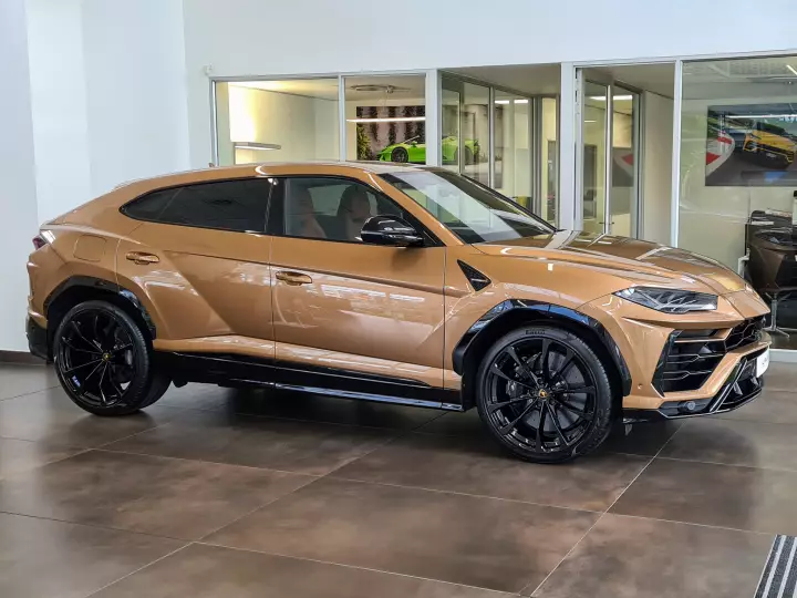 Lamborghini Urus painted in Bronzo Hypnos