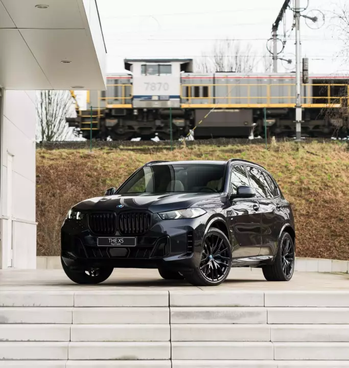 BMW X5 (G05 LCI) painted in Macao Blue