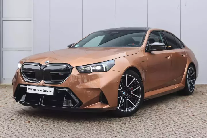 BMW M5 (G90) painted in Liquid Copper
