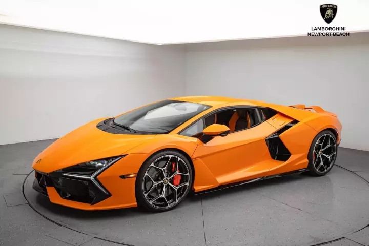 Lamborghini Revuelto painted in Arancio Borealis