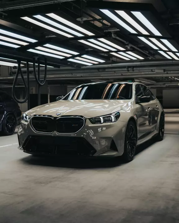 BMW M5 (G90) painted in Stone Grey