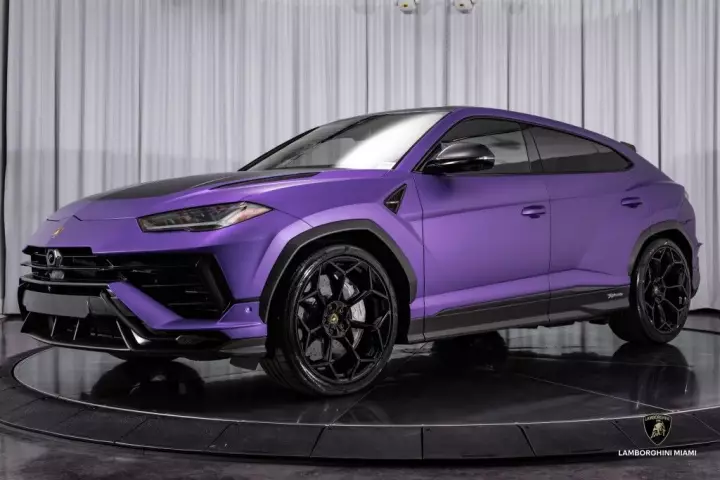 Lamborghini Urus Performante painted in Viola Nebula