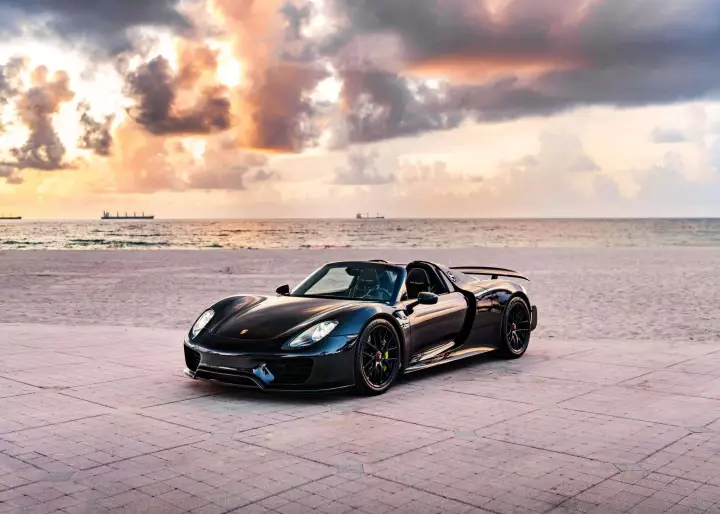 Porsche 918 Spyder painted in Black