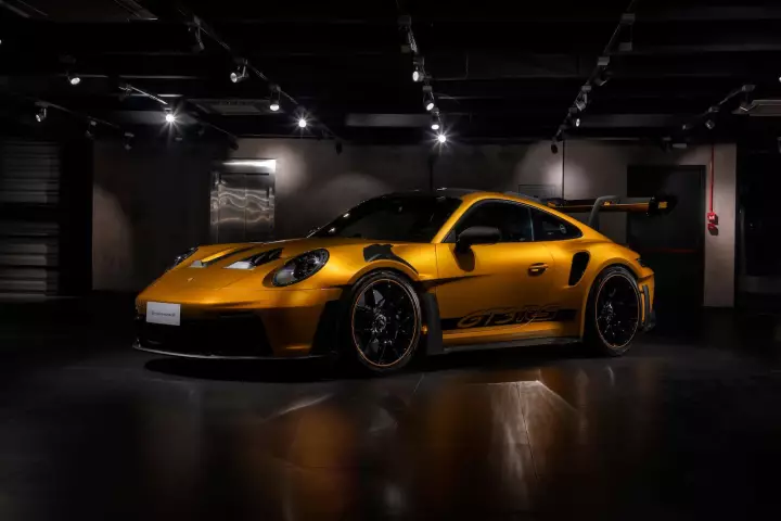 Porsche 911 GT3 RS (992.1) painted in Explosive Gold Chromaflair