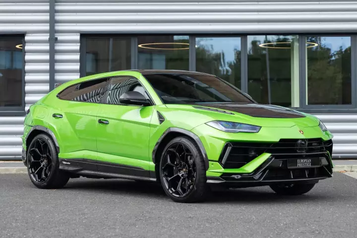 Lamborghini Urus Performante painted in Verde Selvans
