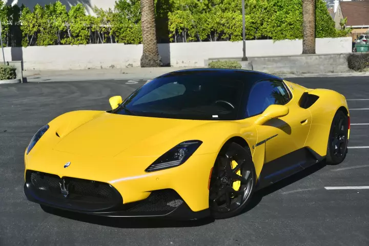 Maserati MC20 painted in Giallo Genio and Nero Enigma