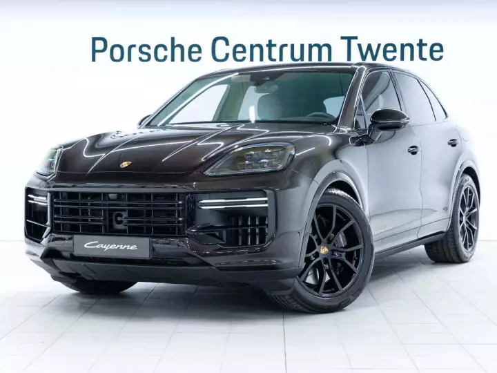Porsche Cayenne (E3) painted in Cherry Black