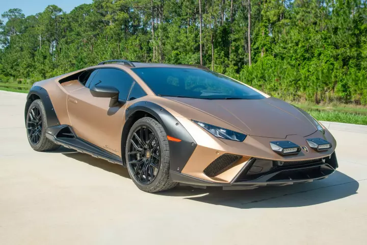 Lamborghini Huracán Sterrato painted in Bronzo Zenas
