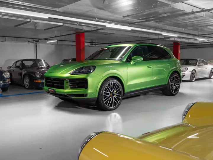Porsche Cayenne (E3) painted in Java Green