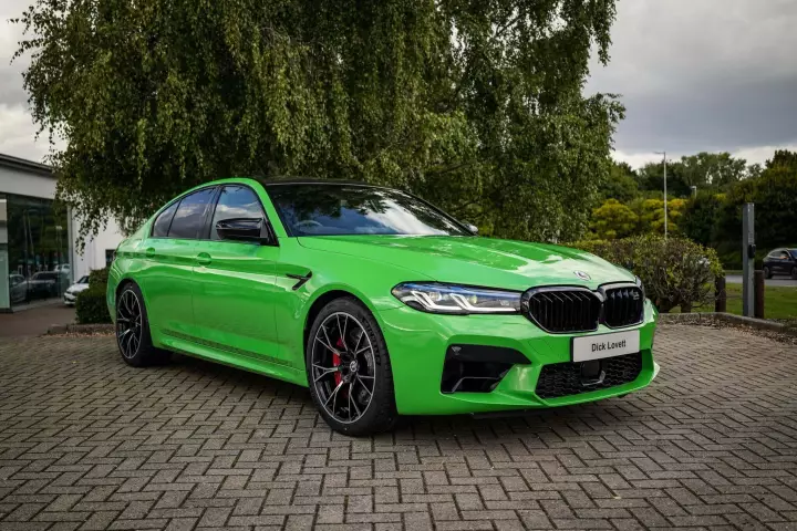 BMW M5 (F90) painted in Verde Mantis