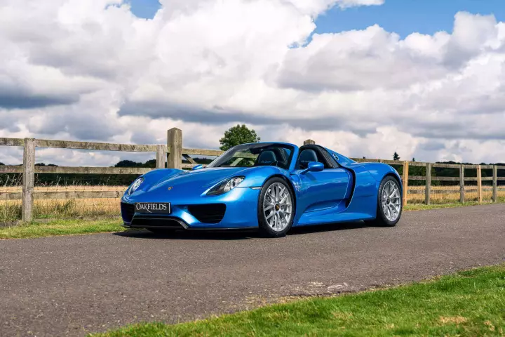 Porsche 918 Spyder painted in Cerulean Blue
