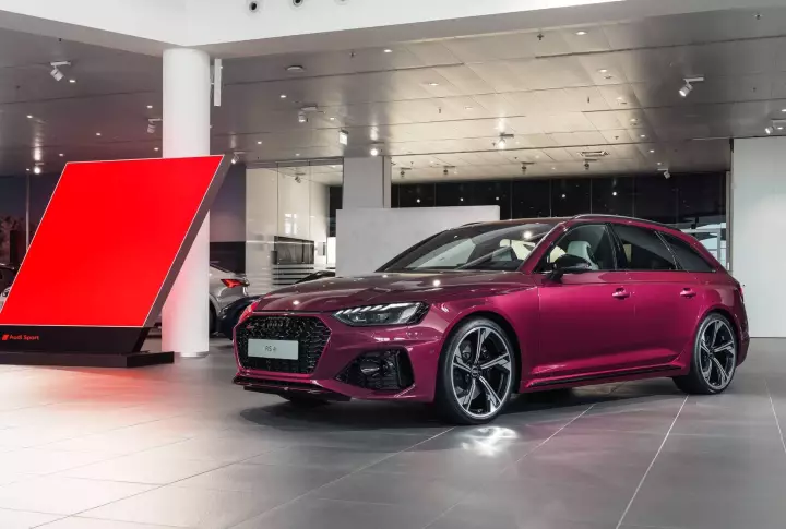 Audi RS4 Avant (B9) painted in Berry