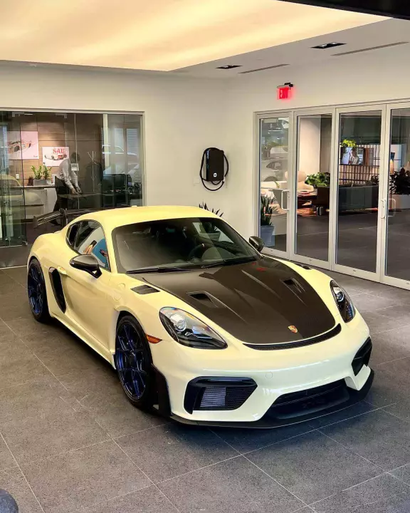 Porsche 718 Cayman GT4 RS (982) painted in Ivory