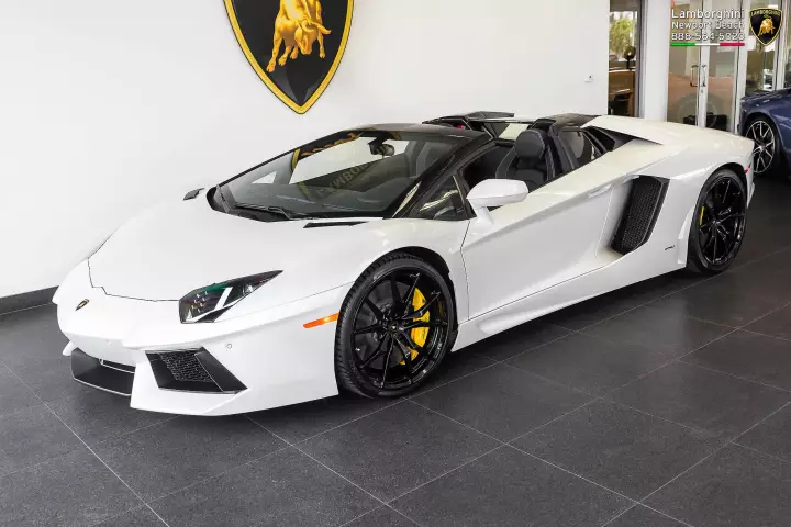 Lamborghini Aventador Roadster (LP700-4) painted in Balloon White