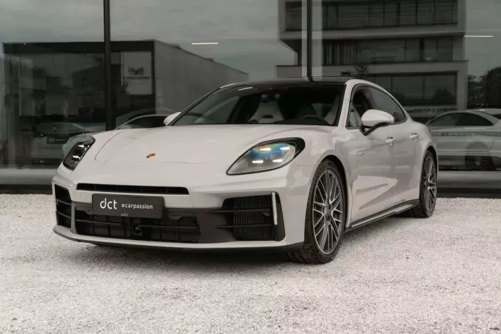 Porsche Panamera (972) painted in Crayon