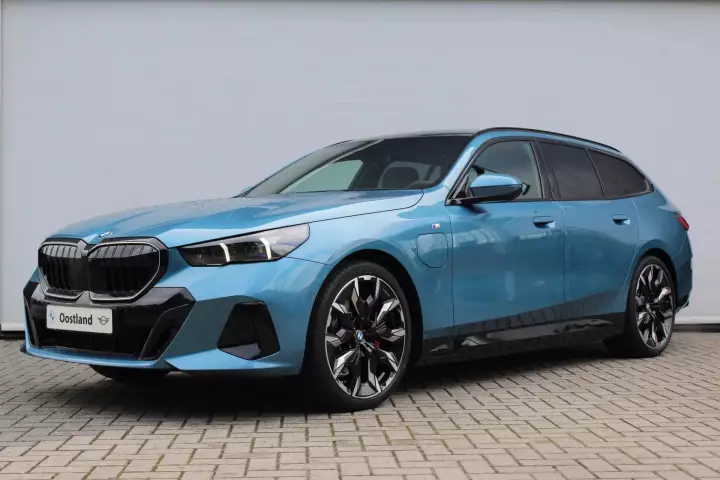BMW 5 Series Touring (G61) painted in Maldives Blue II
