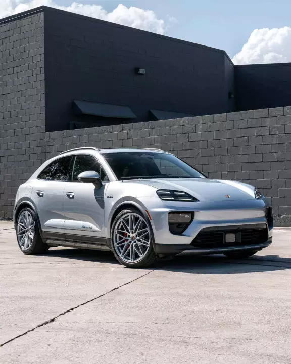 Porsche Macan Electric painted in Dolomite Silver Metallic