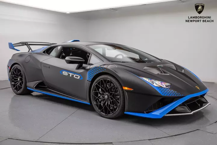 Lamborghini Huracán STO (LP640-2) painted in Nero Nemesis and Blu Nila