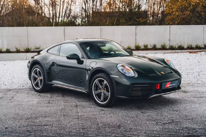 Porsche 911 Dakar (992) painted in Brewster Green