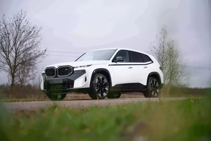 BMW XM painted in Mineral White