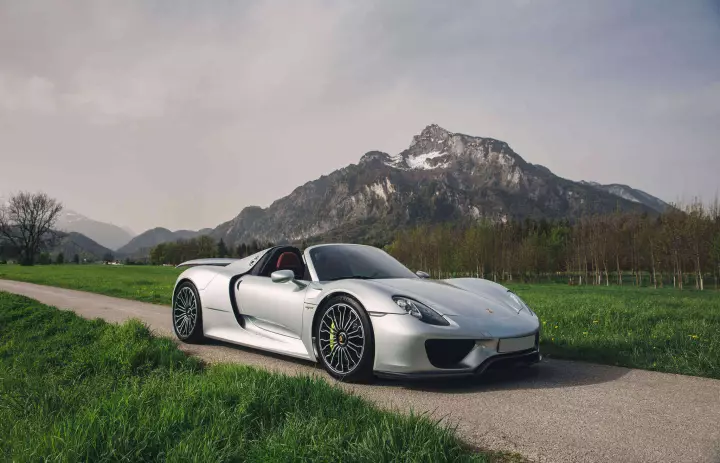 Porsche 918 Spyder painted in Rhodium Silver Metallic