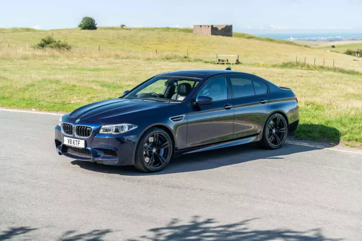 BMW M5 (F10) painted in Tanzanite Blue
