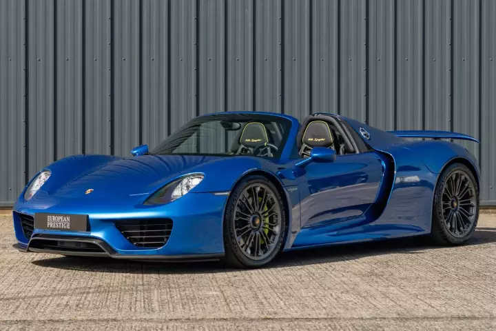 Porsche 918 Spyder painted in Sapphire Blue Metallic