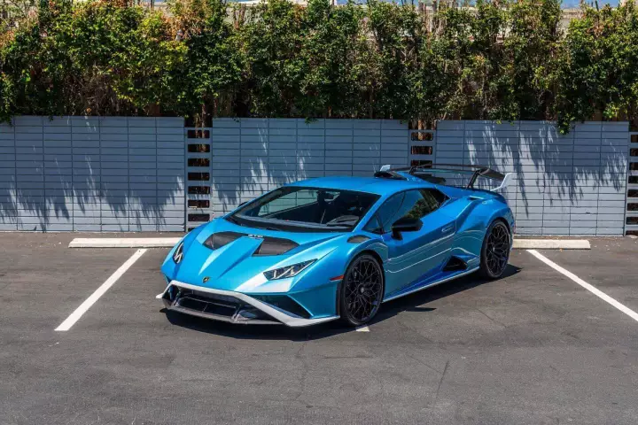 Lamborghini Huracán STO (LP640-2) painted in Blu Aegir and Bianco Monocerus