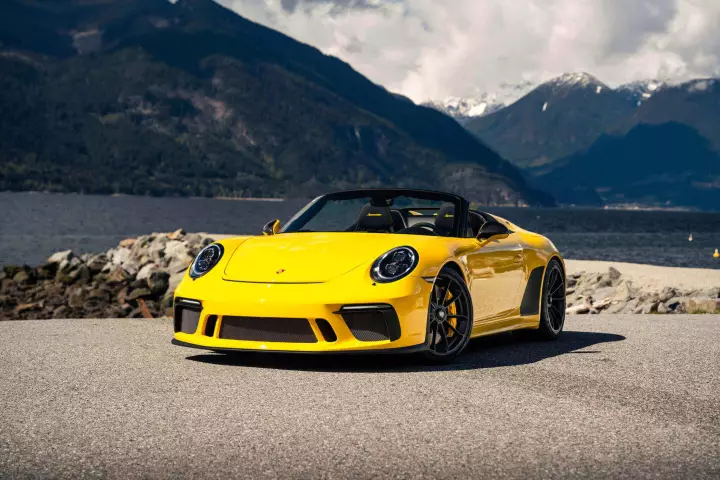 Porsche 911 Speedster (991) painted in Racing Yellow
