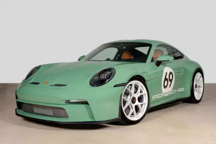 Porsche 911 S/T (992) painted in Auratium Green
