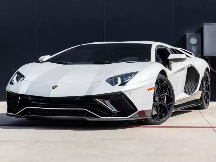 Lamborghini Aventador Ultimae (LP780-4) painted in Balloon White