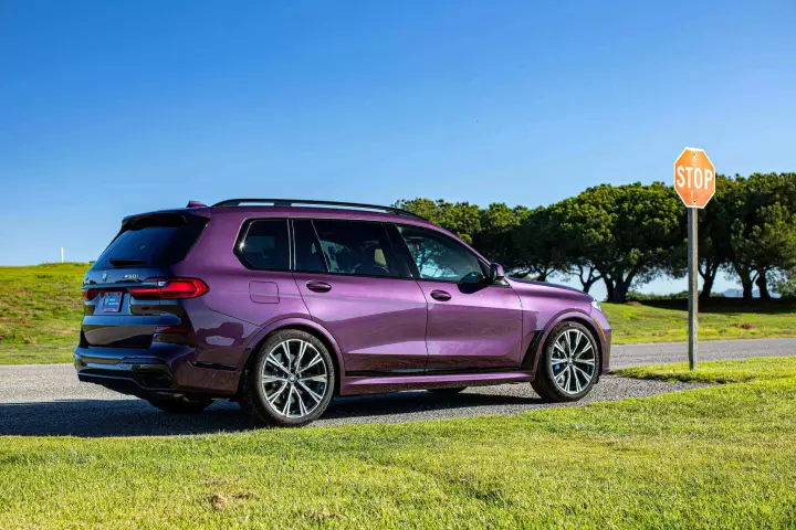 BMW X7 (G07) painted in Daytona Violet