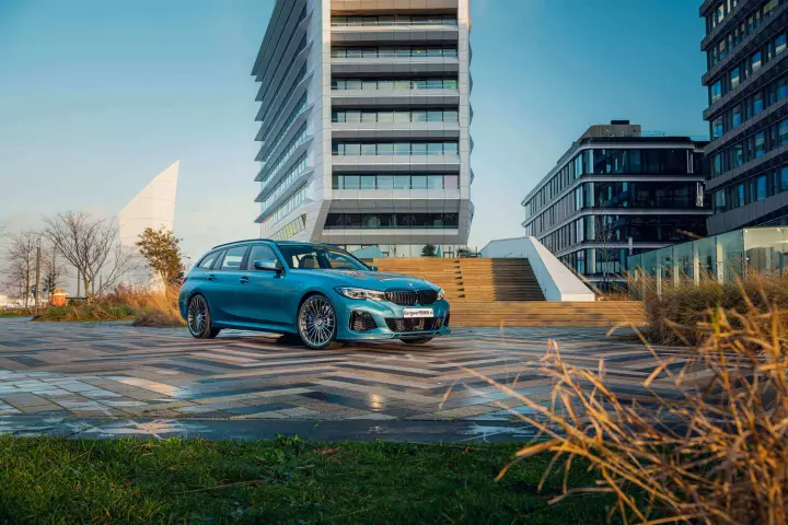 Alpina B3 / D3 Touring (G21) painted in Maldives Blue II