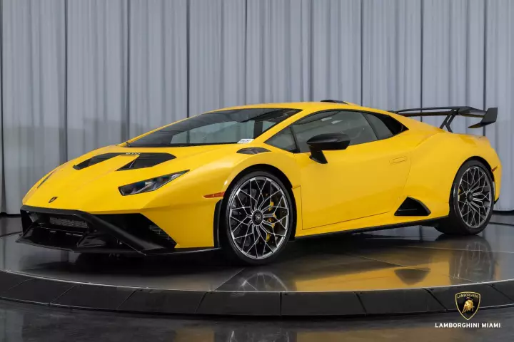 Lamborghini Huracán STO (LP640-2) painted in Giallo Evros