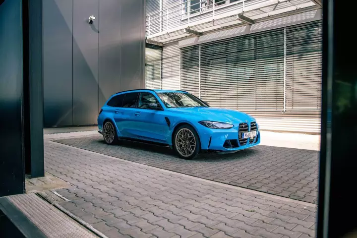 BMW M3 Touring (G81) painted in Riviera Blue